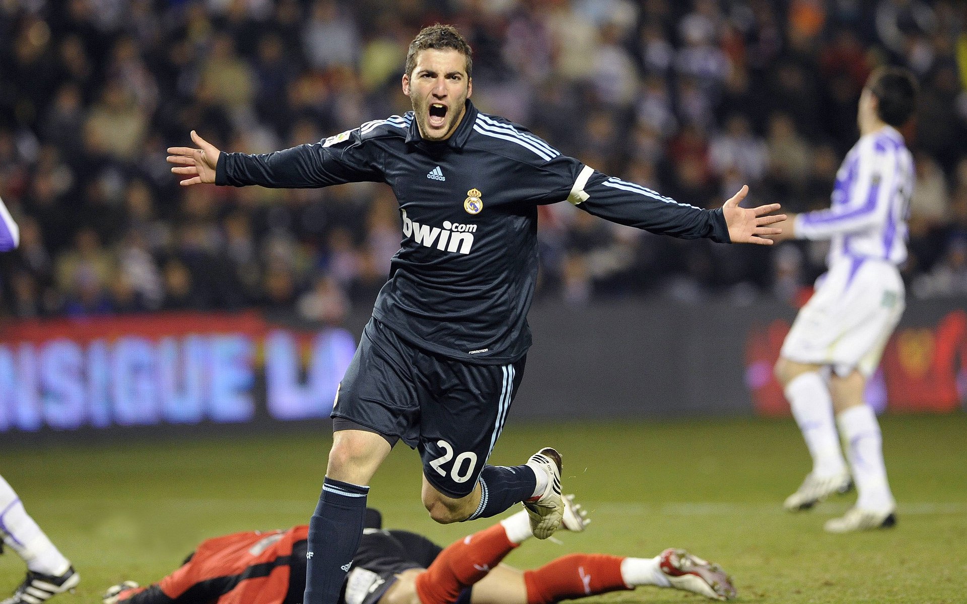 英超争冠焦点战，当步行者速胜森林狼的战术风暴席卷绿茵场